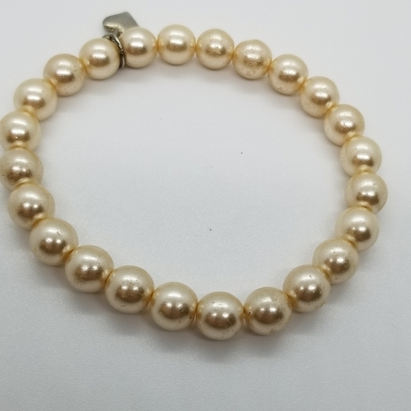 faux pearl stretch bracelet with heart charm - Picture 2 of 3